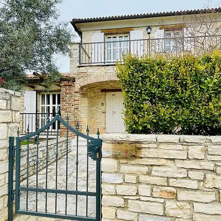 Liebevolle Camelina Mit Privatpool Villa